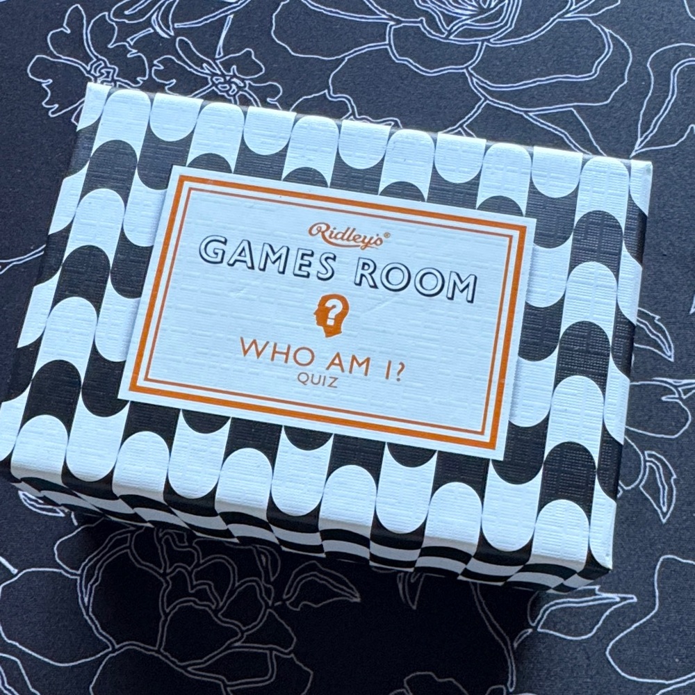 Games Room 'Who Am I?' Quiz - Black and White